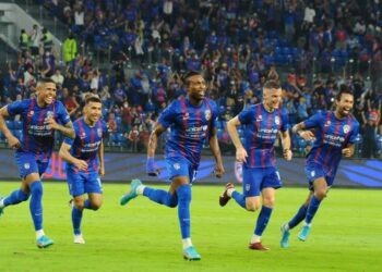 JDT dan Terengganu FC mempunyai kumpulan penyokong yang ramai.