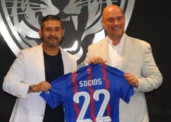 TUNKU ISMAIL SULTAN IBRAHIM menyampaikan jersi rasmi JDT  kepada Alexandre Dreyfus pada majlis Pengumuman Kerjasama Antarabangsa Baharu JDT di Stadium Sultan Ibrahim, Iskandar Puteri. - UTUSAN/RAJA JAAFAR ALI