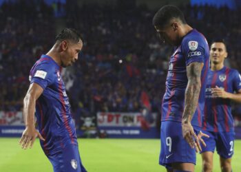 BERGSON Da Silva (kanan) meraikan jaringannya bersama Safiq Rahim ketika menumpaskan Kelantan FC dalam suku akhir kedua Piala Malaysia di Stadium Sultan Ibrahim, Iskandar Puteri hari ini. - UTUSAN/RAJA JAAFAR ALI