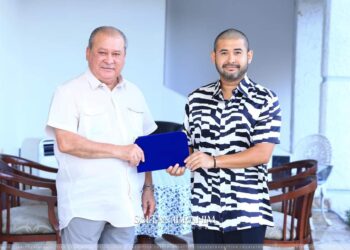 SULTAN Ibrahim Sultan Iskandar melakukan simbolik kurniaan peribadi kepada Tunku Ismail di di Pejabat Mados, Istana Bukit Pelangi, Johor.