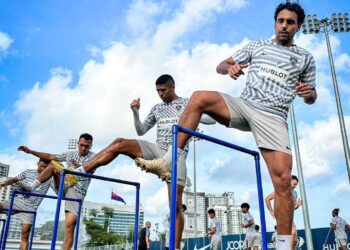 PEMAIN JDT melakukan persiapan akhir semalam untuk menghadapi Terengganu FC pada perlawanan Sumbangsih yang juga aksi pembukaan Liga Malaysia musim 2023 di Stadium Sultan Ibrahim, Iskandar Puteri malam ini.  - IHSAN JOHOR SOUTHERN TIGERS