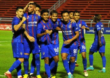 PENYERANG JDT II, Daryl Sham meraikan jaringannya bersama rakan sepasukan ketika menentang Kelantan United dalam aksi Liga Perdana di Stadium MBPG, Pasir Gudang kelmariun. - UTUSAN/RAJA JAAFAR ALI