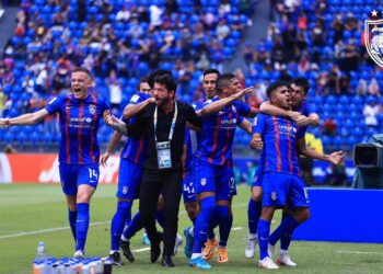 BENJAMIN Mora (tengah) meraikan detik bersejarah JDT melayakkan diri ke pusingan 16 akhir Liga Juara-Juara Asia selepas mengalahkan Ulsan Hyundai 2-1 di Stadium Ibrahim, Iskandar Puteri kelmarin.