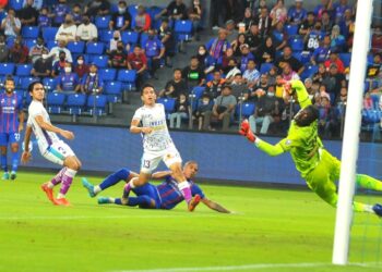 PENJAGA gol Sri Pahang, Mamadou Samassa gagal menyelamatkan tendangan Bergson Da Silva untuk gol pertama JDT dalam Liga Super  di Stadium Sultan Ibrahim, Iskandar Puteri. - UTUSAN/RAJA JAAFAR ALI