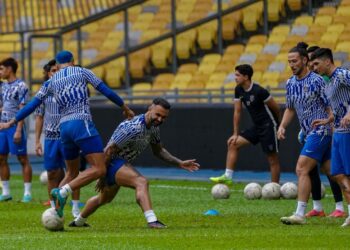 PEMAIN JDT menjalani latihan di Stadium Nasional Bukit Jalil semalam dalam persiapan menghadapi Terengganu FC pada final Piala FA esok. - UTUSAN/FARIZ RUSADIO