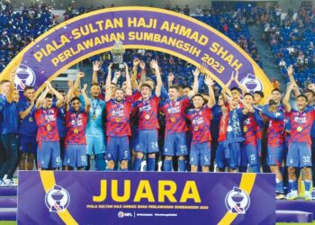 PEMAIN JDT meraikan kejayaan menjulang Piala Sultan Haji Ahmad Shah selepas menumpaskan Terengganu FC 2-0 dalam perlawanan Sumbangsih di Stadium Sultan Ibrahim, Iskandar Puteri kelmarin. – MINGGUAN/RAJA JAAFAR ALI