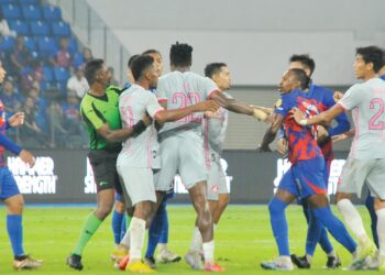 PERGADUHAN yang tercetus antara pemain JDT (jersi biru) dengan PDRM FC merencatkan rentak permainan pusingan kedua Piala FA di Stadium Sultan Ibrahim, Iskandar Puteri kelmarin. – MINGGUAN/RAJA JAAFAR ALI