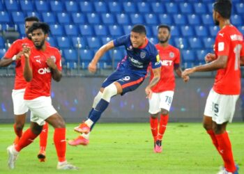 BERGSON Gustavo melakukan sepakan kencang untuk gol pertama JDT perlawanan Liga Super menentang Petaling Jaya City di Stadium Sultan Ibrahim malam ini. - UTUSAN/RAJA JAAFAR ALI