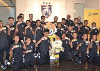 PASUKAN bawah 12 Akademi JDT  bersama barisan kejurulatihan dalam majlis Penyampaian Sijil dan Plak Ahli Emas Piagam SupaRimau  FAM di Johor hari ini. - UTUSAN/RAJA JAAFAR ALI