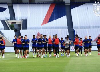 PEMAIN JDT menjalani latihan akhir semalam dalam persiapan menghadapi Sri Pahang FC dalam saingan Liga Super malam ini. 
– IHSAN JOHOR SOUTHERN TIGERS