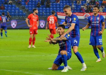 PEMAIN tengah JDT Sebastian Velaquez meraikan gol jaringannya pada perlawanan menentang Sarawak United FC yang menyaksikan skuad Harimau Selatan berpesta gol, di Stadium Sultan Ibrahim, Iskandar Puteri, kelmarin. UTUSAN/RAJA JAAFAR ALI