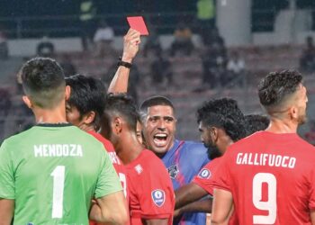 PEMAIN Kuala Lumpur City, Kenny Pallraj dilayangkan kad merah kerana mengasari  Leandro Velazquez  dari JDT dalam saingan Liga Super di Stadium Bola Sepak Kuala Lumpur, Cheras kelmarin. – UTUSAN/SHIDDIEQIIN ZON