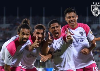 Barisan pemain JDT meraikan gol yang dijaringkan oleh Bergson pada awal babak pertama di Stadium Negeri, Kuching malam tadi. Foto ihsan Johor Southern Tigers
