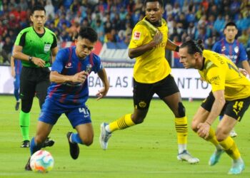 PENYERANG JDT, Arif Aiman Hanapi cuba melepasi  pertahanan Borussia Dortmund, Nico Schulz  pada perlawanan persahabatan di Stadium Sultan Ibrahim, Iskandar Puteri malam ini. - UTUSAN/RAJA JAAFAR ALI