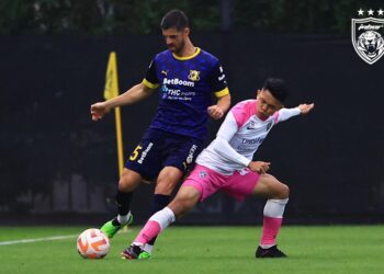 ARIF Aiman cuba mencabar pemain FC Rostov pada aksi pra musim di Dubai.-IHSAN JST