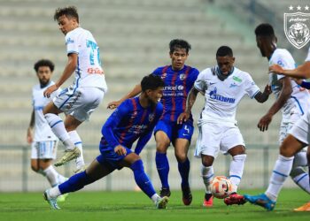 SHAHRUL Saad (dua dari kiri) cuba menghalang rembatan pemain Zenit St Petersburg pada aksi persahabatan terakhir Johor Darul Ta’zim (JDT) di Dubai.-IHSAN JST