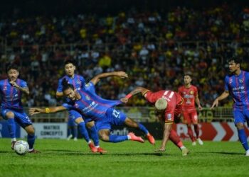 PERTAHANAN Johor Darul Ta'zim,  La'vere Lawrence Corbin-Ong (kiri) berjaya menghalang penyerang Negeri Sembilan, Matheus Alves dalam aksi Liga Super di Stadium Tuanku Abdul Rahman, Paroi malam ini. - UTUSAN/MOHD. SHAHJEHAN MAAMIN