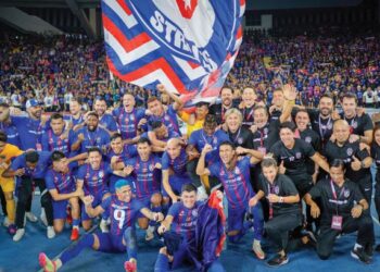 PEMAIN JDT meraikan kejayaan muncul juara Piala FA selepas menumpaskan Terengganu FC kelmarin. - UTUSAN/SHIDDIEQIIN ZON