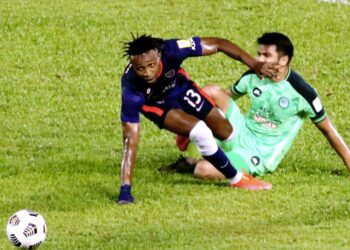 PEMAIN JDT, Mohamadou Sumareh (kiri) bersaing dengan pertahanan Melaka United, Akmal Md Zahir dalam aksi Liga Super di Stadium Hang Jebat, Paya Rumput kelmarin. – UTUSAN/RASUL AZLI SAMAD