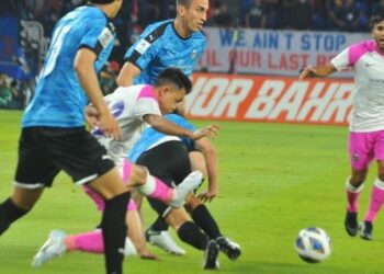 PEMAIN sayap JDT, Arif Aiman Hanapi (tengah) dikawal pertahanan Kawasaki Frontale  dalam aksi Liga Juara-Juara Asia di Stadium Sultan Ibrahim, Iskandar Puteri kelmarin. - UTUSAN/RAJA JAAFAR ALI