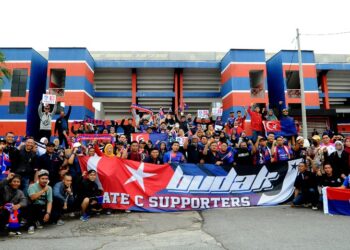 SEBAHAGIAN penyokong JDT bersorak sebelum menaiki bas ke Bukit Jalil bagi menyaksikan final Piala FA antara menentang Terengganu FC malam ini. - UTUSAN/RAJA JAAFAR ALI