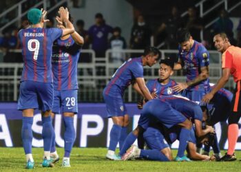 PEMAIN JDT meraikan gol pertama mereka yang disempurnakan oleh Bergson da Silva menerusi sepakan penalti ketika menentang PJ City dalam aksi Liga Super di Petaling Jaya kelmarin. - UTUSAN/AMIR KHALID