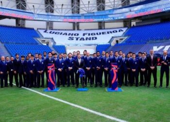 TUNKU Ismail Sultan Ibrahim (tengah) dan pemain JDT dalam perasmian kawasan tempat duduk penonton 'Luciano Figueroa Stand' di Stadium Sultan Ibrahim, Iskandar Puteri hari ini.