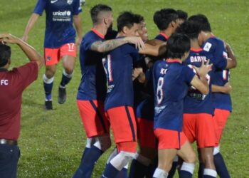 PEMAIN JDT II meraikan jaringan gol ketika menentang Perak FC II dalam perlawanan Liga Perdana di Stadium Perak, Ipoh hari ini. - UTUSAN/ZULFACHRI ZULKIFLI