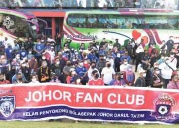 AHLI Kelab Penyokong Bola Sepak Johor Darul Ta’zim berkumpul di Stadium Tan Sri Hassan Yunos Larkin semalam sebelum menyertai konvoi yang akan membawa mereka ke Bukit Jalil, Sabtu ini.