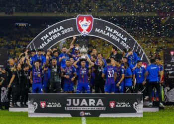 PEMAIN JDT meraikan kejayaan menjulang Piala Malaysia 2022 selepas menumpaskan Selangor 2-1 di Stadium Nasional Bukit Jalil malam tadi. - UTUSAN/SHIDDIEQIIN ZON