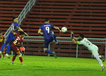 PENJAGA gol Selangor II, Sikh Izhan Nazrel untuk menyelamatkan bola daripada ditanduk penyerang JDT II, Fernando Rodriguez pada aksi  Liga Perdana di Stadium Pasir Gudang, malam tadi. - UTUSAN/RAJA JAAFAR ALI