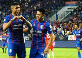 Bergson Da Silva (kiri) meraikan jaringannya bersama Arif Aiman  pada separuh akhir kedua Piala Malaysia menentang Sabah di Stadium Sultan Ibrahim, Iskandar Puteri malam ini. - UTUSAN/RAJA JAAFAR ALI