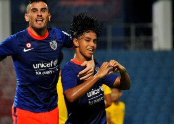 PENYERANG JDT II, Daryl Sham (kanan) meraikan gol keduanya bersama Fernando Rodriguez  dalam aksi Liga Perdana menentang skuad Projek FAM-MSN di Stadium Tan Sri Hassan Yunos, Larkin malam ini. UTUSAN/RAJA JAAFAR ALI