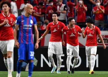 PEMAIN Urawa, David Moberg Karlsson (dua, kanan) meraikan jaringannya bersama rakan sepasukan ketika berdepan JDT dalam aksi Liga Juara-Juara di Saitama, hari ini. - AFP