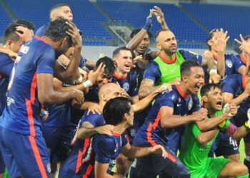 PEMAIN JDT meraikan kejayaan merangkul kejuaraan Liga Super kelapan berturut-turut selepas menewaskan Sri Pahang 3-0 malam tadi. - UTUSAN/RAJA JAAFAR ALI