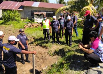 MOHD. Hayati Othman (tengah) meninjau kawasan parit yang tersumbat selepas merasmikan Program Gotong Royong Perdana Pasca Banjir Musim Peralihan Monsun Timur Laut Peringkat Daerah Baling di Kampung Malau, Kuala Ketil, Baling hari ini. - UTUSAN/NORLIA RAMLI