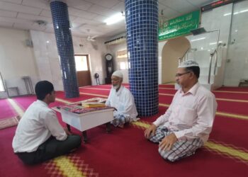ABDUSH Shakkor Zainudeen Makhdum (tengah) mengajarkan al-Quran kepada seorang pelajar bersama Badurdeen Abdul Kadir Al Hafiz (kanan) di Masjid India Muslim Teluk Intan. – mingguan/AIN SAFRE BIDIN
