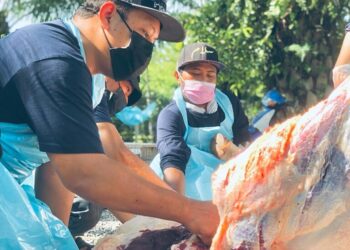 KARIAH Masjid Kampung Jenjarom sedang melaksanakan ibadah korban di Kampung Jenjarom Kuala Langat Selangor, hari ini. - UTUSAN/ABDUL RAZAK IDRIS