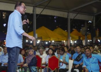 ANWAR Ibrahim menyampaikan ceramah pada Program Jelajah Rakyat di persiaran Jalan Dwitasik 1, Bandar Sri Permaisuri, Kuala Lumpur, malam tadi. - FOTO/AMIR KHALID