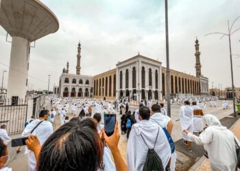JEMAAH haji Malaysia ketika menunaikan solat di Masjid Namirah selepas bertolak dari Mina
menuju ke Arafah awal pagi semalam waktu tempatan.
g juga kemuncak kepada ibadat haji.