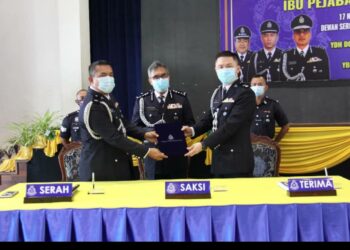 HOO Chang Hook (kanan) menerima tugas sebagai Ketua Polis Daerah Jempol daripada Mohd. Hafiz Muhammad Nor pada Majlis Penyerahan Serah Terima Tugas di Dewan IPD Jempol, Negeri Sembilan sambil disaksikan Mohamad Mat Yusop (tengah).