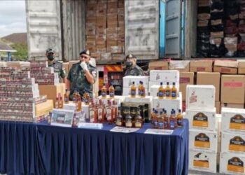 MINUMAN keras dan rokok tidak bercukai bernilai RM23.7 juta yang dirampas daripada tiga lelaki yang berperanan sebagai transporter (penghantar) ditahan dalam Op Kontraban, semalam.