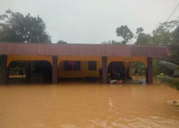 RUMAH arwah Che Gayah Mohamad yang ditenggelami banjir di Kampung Gaung, Jerteh, Besut hari ini. - MEDIA SOSIAL