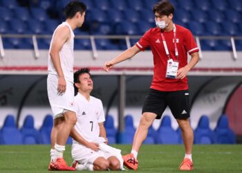 PENYERANG Jepun, Takefusa Kubo menangis selepas pasukannya kalah kepada Mexico dalam penentuan gangsa Sukan Olimpik di Stadium Saitama hari ini.  - AFP