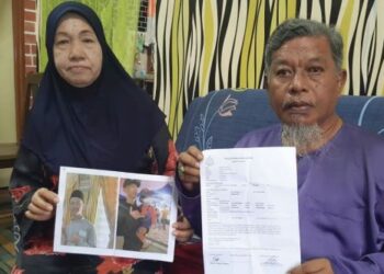 AZHAN Taib dan isterinya menunjukkan salinan laporan polis serta gambar anak angkatnya yang menghilangkan diri di Flat Sri Stulang, Johor Bahru.