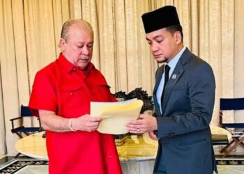 ONN Hafiz Ghazi menyerahkan hasil dapatan kajian mengenai penyelarasan hari cuti hujung minggu Johor kepada Sultan Ibrahim.
