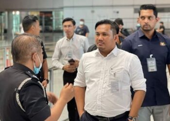 MOHAMAD Fazli Mohamad Salleh (tengah) meninjau operasi di CIQ BSI, Johor Bahru.