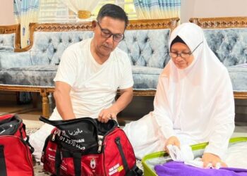 BARIMAN Ahmad dan isterinya, Nasiah Ngadiman membuat persiapan bagi menunaikan ibadah haji di rumah mereka di Kampung Parit Mastar, Benut, Pontian. - UTUSAN/MUHAMMAD ZIKRI