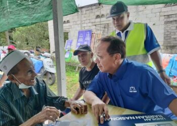 HASNI Mohamad (kanan) beramah mesra dengan Asmuni Derail, 74, pada Majlis Dialog Bersama NGO di Warung Wak Kayun, Kampung Sahari, Simpang Renggam.