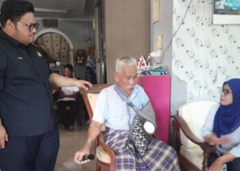 NORLIZAH Noh (kanan) bertanya khabar Bachok Saain (tengah) sempena Program Ziarah Kasih Ramadan di sekitar Gugusan Lok Heng, Kota Tinggi, Johor.